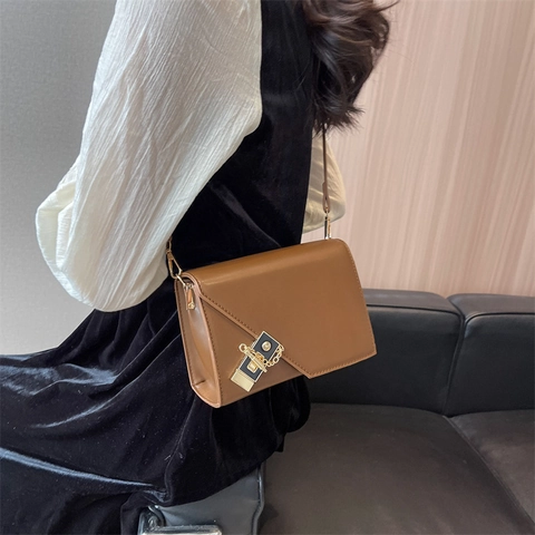 Borsa A Tracolla Da Donna In Pelle PU Patta Asimmetrica Piccola Borsa Quadrata Con Catena In Metallo E Decorazione Serratura Dorata