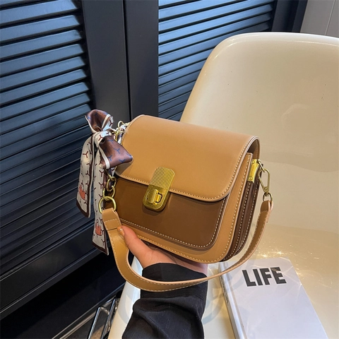Bolso Bandolera Para Mujer De Cuero PU Solapa De Color Contrastado Bolso Cuadrado Con Pañuelo De Satén Cierre De Metal