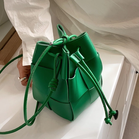 Sac Seau Tressé En Cuir PU Avec Cordon De Serrage Sac À Bandoulière Style Streetwear Minimaliste Pour Femmes