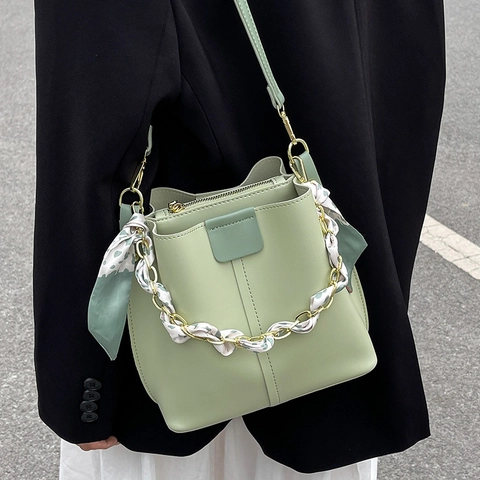Borsa a Secchiello da Donna in Pelle PU Con Manico a Catena in Raso Tracolla Regolabile Street Style Borsa a Tracolla