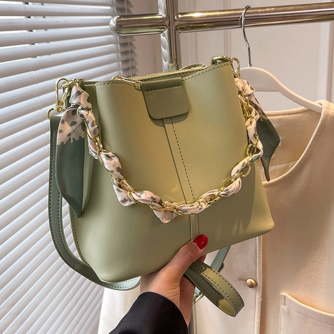 Borsa a Secchiello da Donna in Pelle PU Con Manico a Catena in Raso Tracolla Regolabile Street Style Borsa a Tracolla