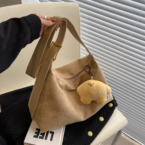 Borsa Hobo Grande Da Donna Texture Camoscio Opaco Borsa A Spalla Con Ciondolo In Peluche Tracolla Regolabile Casual Retro