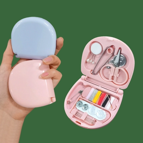 Mini Kit De Costura Portátil Caja De Plástico Hilo Multicolor Agujas De Metal Tijeras Para Viaje Emergencia Hogar Estilo Nórdico