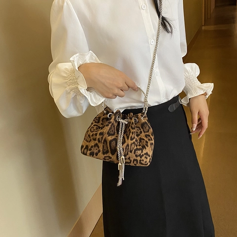 Leopard Print Samt Beuteltasche Mit Metallring Griff Und Kettenriemen Quaste Umhängetasche Für Damen