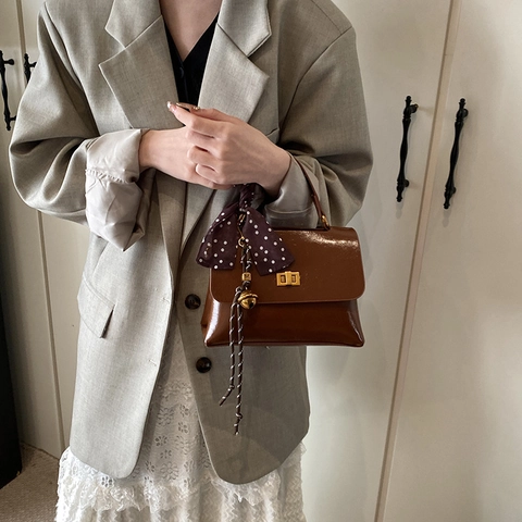 Bolso Cuadrado Vintage Para Mujer Pequeño De Cuero PU Bandolera Con Asa De Pañuelo De Satén Y Colgante De Campana Simple
