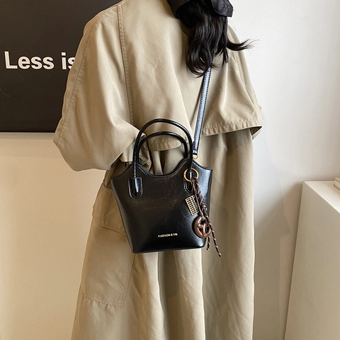 Damen Eimertasche PU Leder Handtasche Schultertasche Crossbody Retro Minimalistisches Design Mit Anhänger