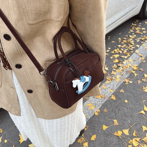 Sac À Main En Cuir PU Givré Femmes Décontracté Sac Bandoulière Bowling Avec Pendentif Cheval Amovible Style Vintage