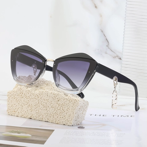 Occhiali Da Sole Cat Eye Montatura PC Protezione UV400 Moda Lente Sfumata Con Ciondolo Lettera Metallo Per Donne Streetwear