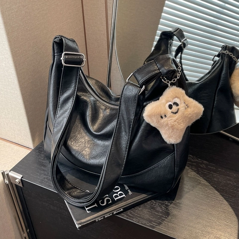 Retro PU Leather Hobo Bag Large Capacity Underarm Shoulder Bag With Plush Star Charm Adjustable Strap Minimalist Women