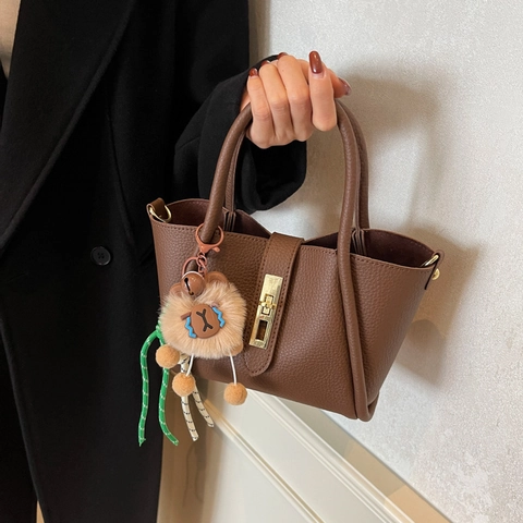 Borsa A Secchiello Da Donna In Pelle PU Con Motivo Lychee Retro Elegante Borsa A Spalla Con Ciondolo In Peluche Rimovibile