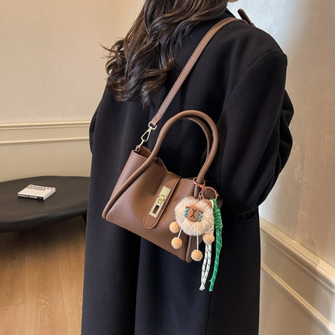Borsa A Secchiello Da Donna In Pelle PU Con Motivo Lychee Retro Elegante Borsa A Spalla Con Ciondolo In Peluche Rimovibile
