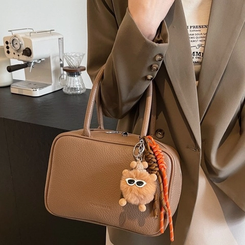 Sacs À Main En Cuir PU Motif Litchi Pour Femmes Sac À Épaule Boston Rétro Avec Pendentif Ours En Peluche Mode