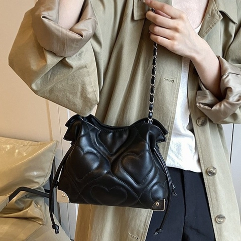 Women Crossbody Bucket Bag PU Leather Heart Quilted Metal Chain Shoulder Strap Drawstring Metal Corner Protectors Niche