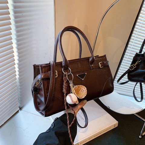 Vintage PU Leren Handtas Voor Dames Retro Schouder Crossbody Tas Met Honkbal Hanger Metalen Driehoek Decoratie