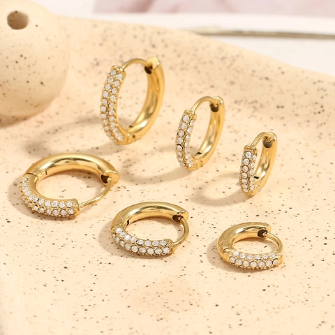 Boucles D'oreilles Huggie En Acier Inoxydable Plaquées Or 18K Avec Zircons Micro Pavé Style Rétro Français Pour Femmes