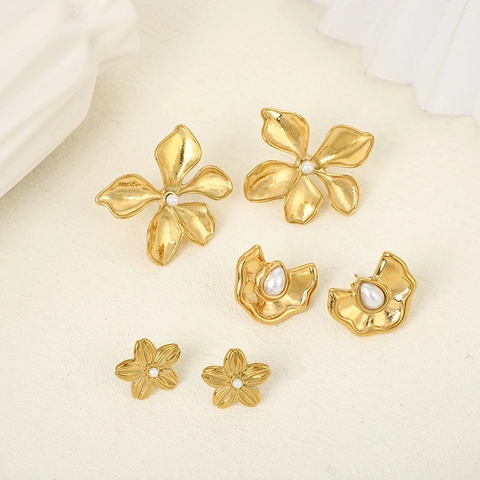 Orecchini A Lobo Fiore Acciaio Inossidabile Placcato Oro Design Petalo Con Perla Artificial Bianca Gioielli Eleganti Donna