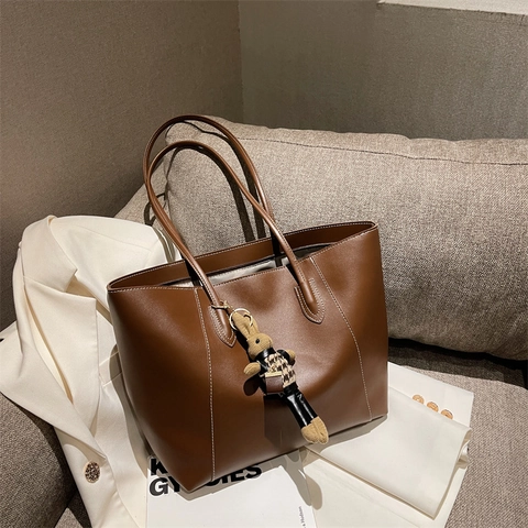 Women Tote Bag Large Capacity PU Leather Contrast Stitching Retro Commute Shoulder Handbag With Cute Rabbit Pendant