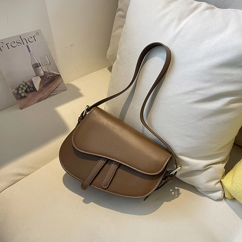 Vintage Sattel Umhängetasche PU Leder Ovale Klappe Verstellbarer Riemen Retro Handtasche Minimalistische Mode Damen