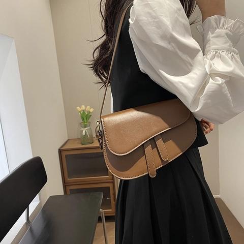 Vintage Sattel Umhängetasche PU Leder Ovale Klappe Verstellbarer Riemen Retro Handtasche Minimalistische Mode Damen