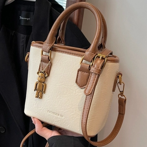 Borsa A Secchiello Da Donna Pelle PU Trama Litchi Borsa A Tracolla Con Ciondolo A Orso Stile Coreano Vintage A Mano
