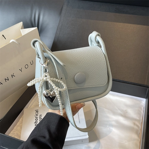 Borsa A Tracolla Mini Quadrata Donna Pelle PU Grana Litchi Pendente Fiocco Perla Artificial Cuore Fibbia Rotonda Elegante