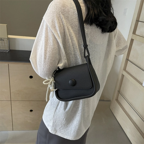 Borsa A Tracolla Mini Quadrata Donna Pelle PU Grana Litchi Pendente Fiocco Perla Artificial Cuore Fibbia Rotonda Elegante