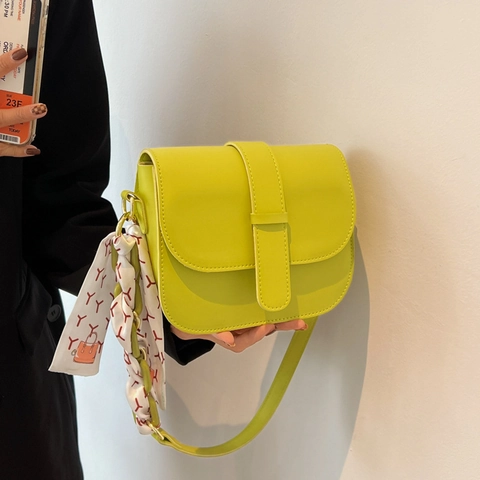 Damen Sattel Umhängetasche PU Leder Crossbody Tasche Mit Dekorativem Satinnschal Kleiner Klappe Magnetverschluss Alltag