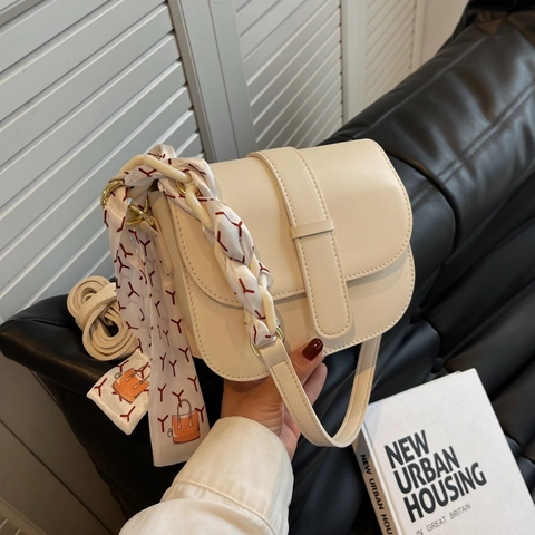 Damen Sattel Umhängetasche PU Leder Crossbody Tasche Mit Dekorativem Satinnschal Kleiner Klappe Magnetverschluss Alltag