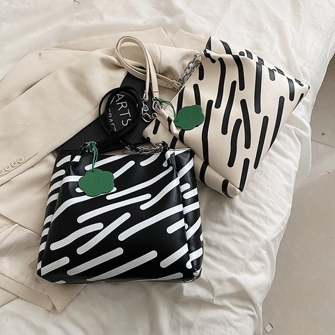Borsa Tote In Pelle PU Capiente Con Strisce Astratte Tracolla In Catena Metallica E Ciondolo A Fiore Per Donna