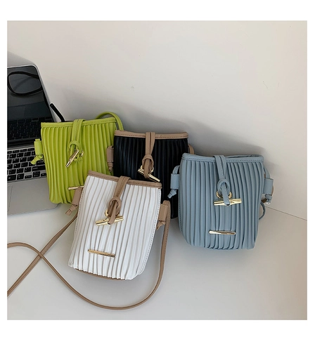 Damen PU Leder Umhängetasche Vertikal Plissiert Eimer Schultertasche Mit Metallknebelverschluss Kleine Quadratische Handtasche