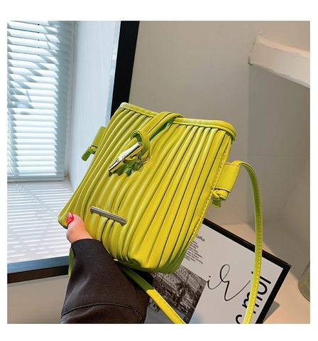 Damen PU Leder Umhängetasche Vertikal Plissiert Eimer Schultertasche Mit Metallknebelverschluss Kleine Quadratische Handtasche