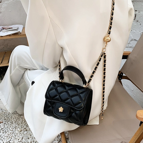 Damen Mini Umhängetasche PU Leder Gestepptes Rautenmuster Goldene Blumenschnalle Kettengurt Top Griff Elegante Schultertasche