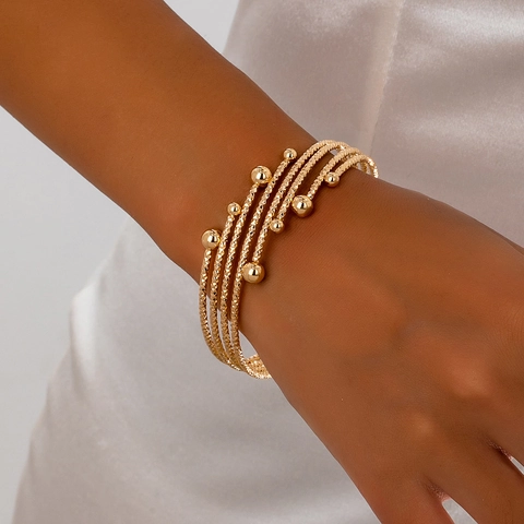 Mehrlagiger Offener Armreif Vergoldete Legierung Gedrehte Textur Polierte Perlen Eleganter Minimalistischer Schmuck