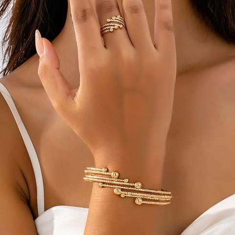 Elegante Goudlegering Gelaagde Wikkelarmband En Verstelbare Ring Voor Dames Getextureerd Ontwerp Sieraden