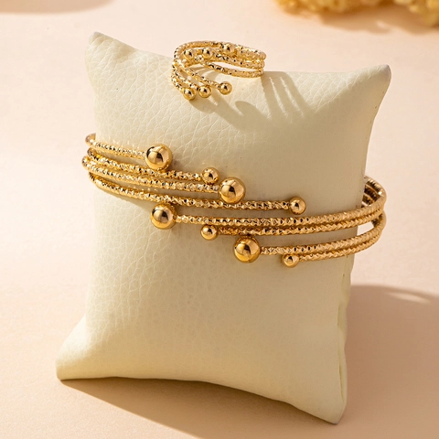 Elegante Goudlegering Gelaagde Wikkelarmband En Verstelbare Ring Voor Dames Getextureerd Ontwerp Sieraden