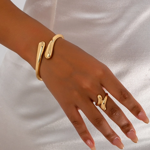 Polierte Goldene Legierung Offene Manschette Armband Und Ring Minimalistisch Organisch Tropfenform Schmuck Für Damen
