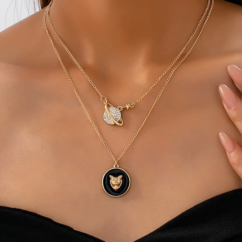 Collana A Doppio Strato Con Pendente Tonalità Oro Rilievo Testa Di Tigre Smalto Tondo Pianeta Saturno Gioielli Retro Donna