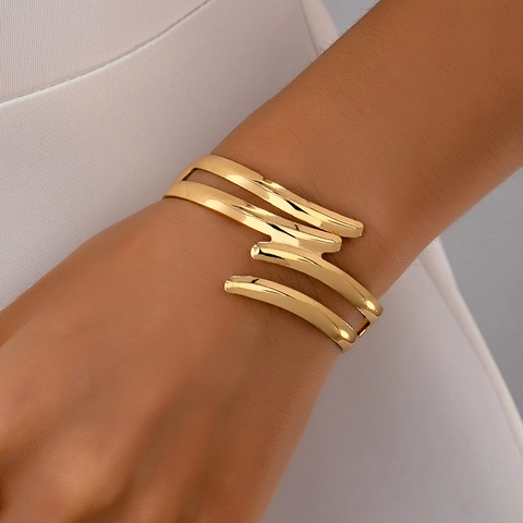 Gepolijste Legering Meerlaagse Golflijnen Holle Open Manchet Armband Voor Dames Minimalistisch Elegant Modeaccessoire
