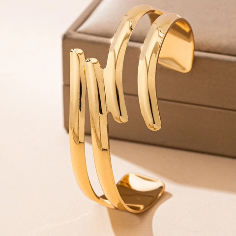 Gepolijste Legering Meerlaagse Golflijnen Holle Open Manchet Armband Voor Dames Minimalistisch Elegant Modeaccessoire