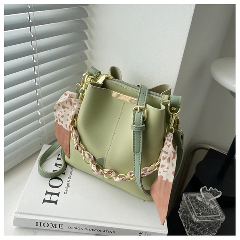 Damen PU Leder Beuteltasche Mit Schal Umwickeltem Ketten Griff Minimalistische Umhängetasche Nischendesign Urban Style