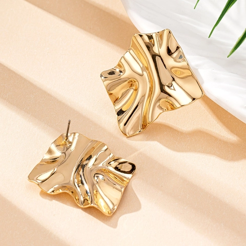 Geometrische Falten Ohrstecker Glänzend Gold Legierung Unregelmäßige Raute Vintage Moderner Stil Für Frauen Statement