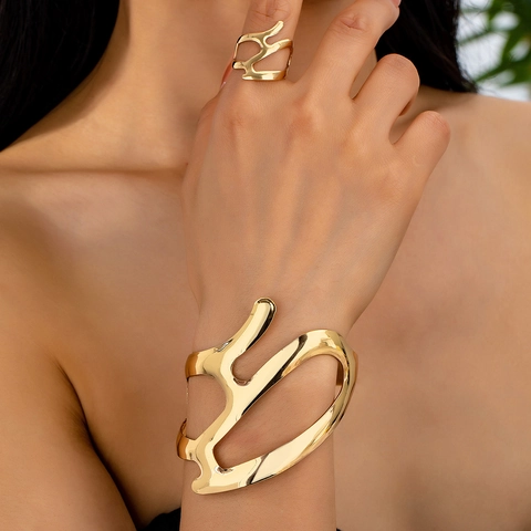 Abstract Vloeibaar Metaal Onregelmatige Uitgeholde Manchet Armring En Open Ring Legering Minimalistisch Elegant Accessoire