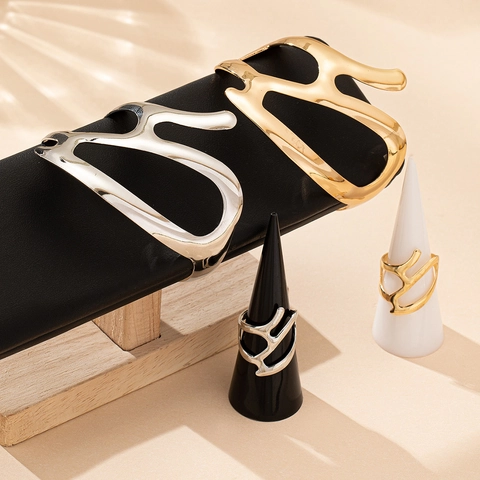Abstract Vloeibaar Metaal Onregelmatige Uitgeholde Manchet Armring En Open Ring Legering Minimalistisch Elegant Accessoire