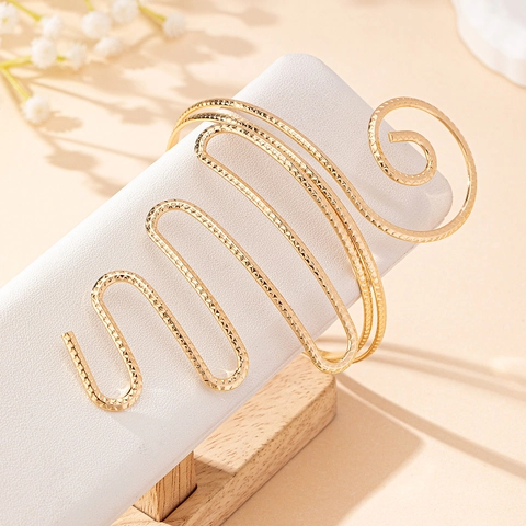 Bohemian Snake Shaped Spiral Arm Cuff For Women Gold Plated Alloy Embossed Texture Upper Arm Band Body Jewelry Accessory