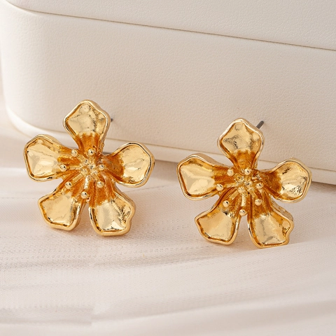 Alloy Flower Stud Earrings Floral Textured Golden Retro Style Jewelry For Women Daily Wear Elegant Simple Aesthetic Accessory