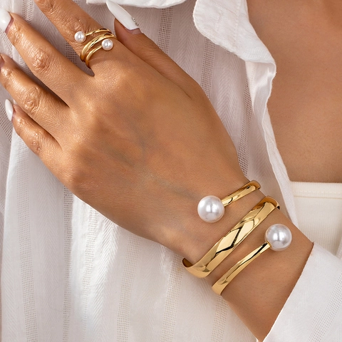 Elegante Schmuckstücke Für Damen Mit Spiralarmreif Aus Legierung Und Passendem Ring Mit Künstliche Perlenimitat Minimalistischer Vintage-Stil