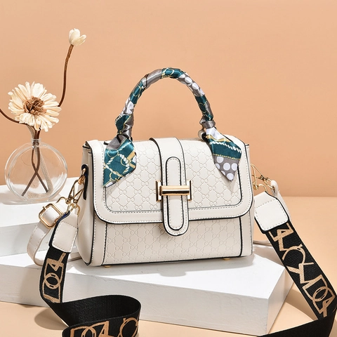 Elegante Borsa A Mano In Pelle PU Con Trama In Rilievo Fibbia In Metallo Dorato Manico In Sciarpa Di Raso E Tracolla Larga