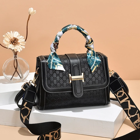 Elegante Borsa A Mano In Pelle PU Con Trama In Rilievo Fibbia In Metallo Dorato Manico In Sciarpa Di Raso E Tracolla Larga