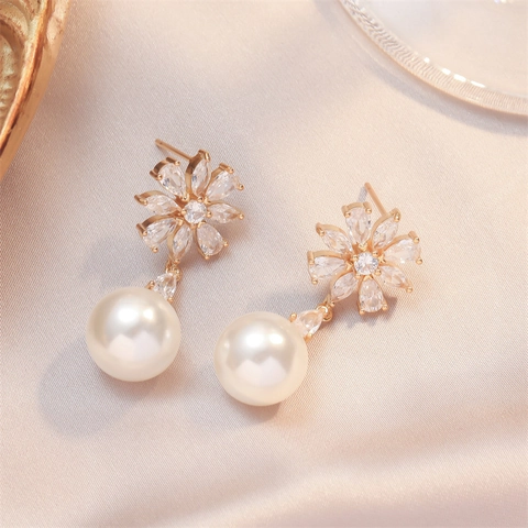Orecchini Pendenti Con Perla Artificial E Fiore Di Margherita Zirconia Rame Elegante Temperamento Gioielli Da Donna