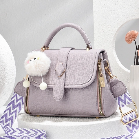 Borsa A Mano In Pelle PU Grana Litchi Con Tracolla Larga Geometrica Ciondolo Peluche Borsa A Tracolla Per Donna